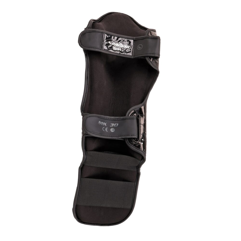 Face interne du protège-tibia Montana MK30 Spartiate, montrant la doublure confort anti-glissement et antibactérienne ainsi que les sangles élastiques de maintien.