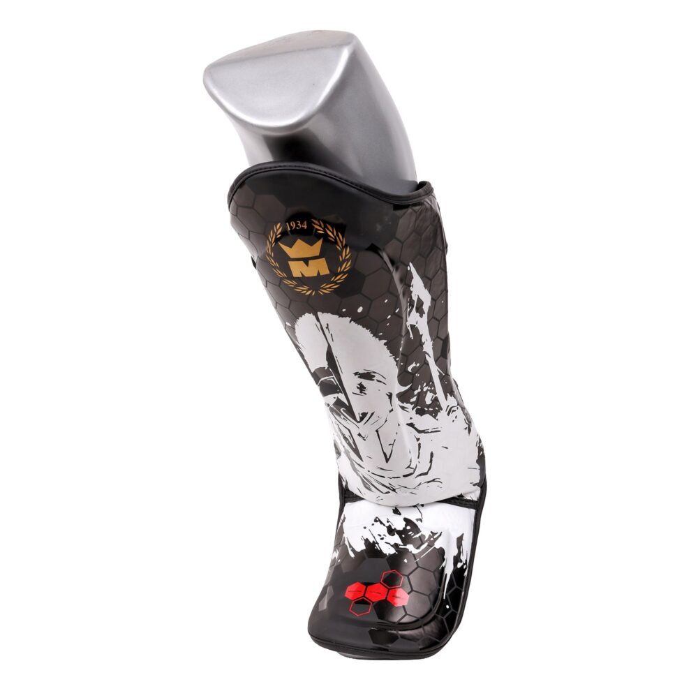 Protège-tibia Montana MK30 Spartiate porté sur une jambe de mannequin, vu de profil, montrant la couverture continue du tibia jusqu'au coup de pied.