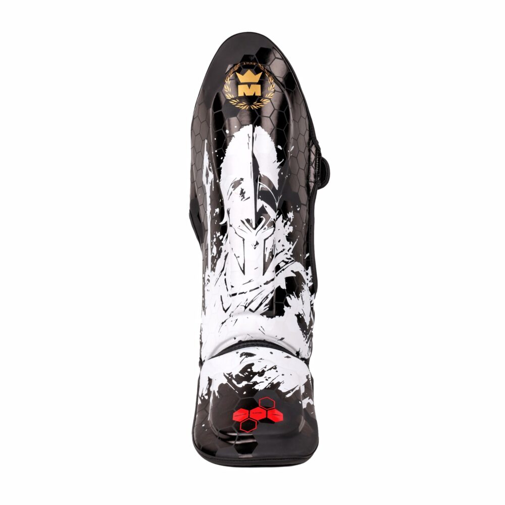 Protège-tibia Montana MK30 Spartiate vu de face, montrant le motif du guerrier spartiate sur toute la hauteur du tibia et la coque de protection du coup de pied.