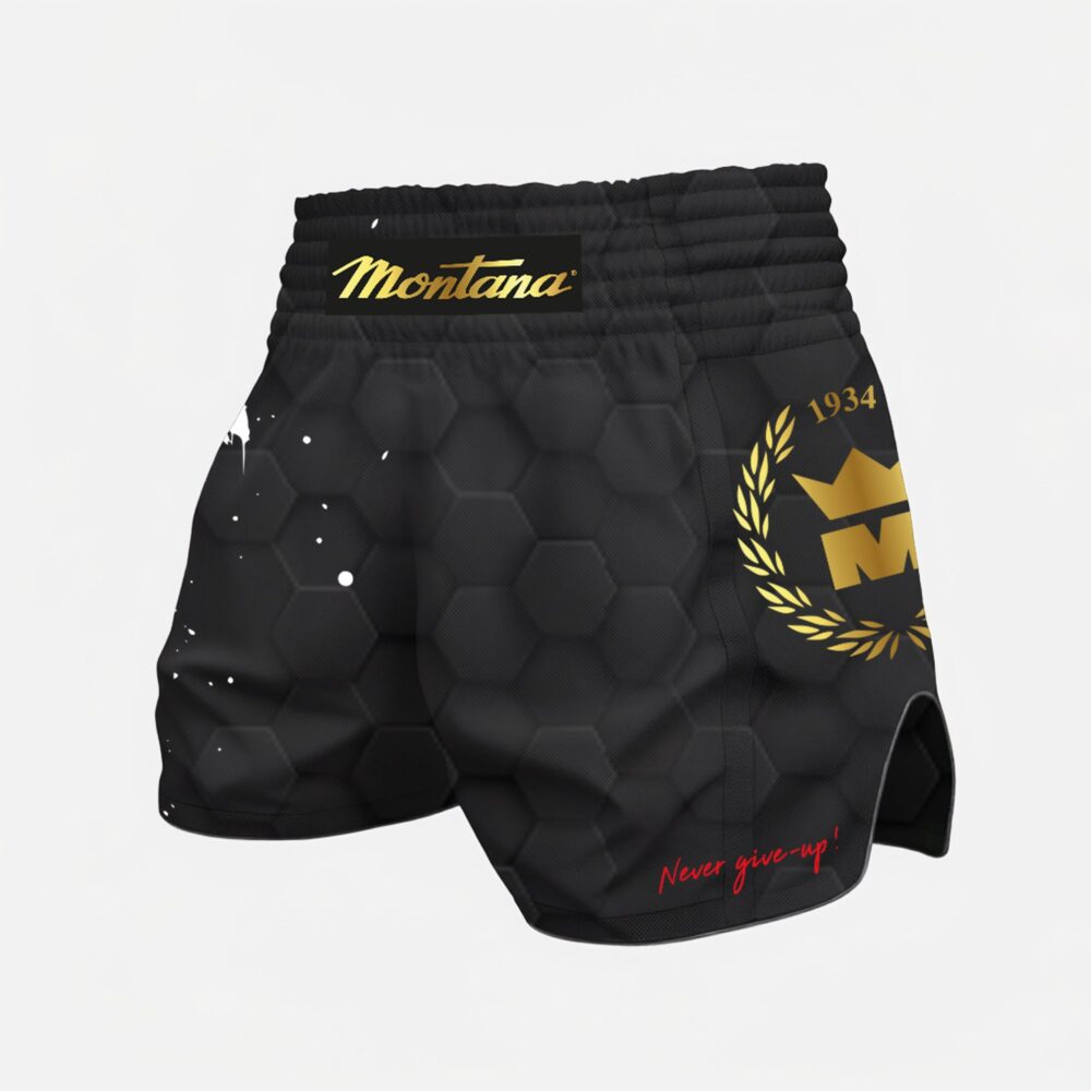 Short de boxe noir Montana MULTIBOX Spartiate vu de profil droit, avec le blason doré à la couronne daté 1934 et le fond camouflage hexagonal du satin polyester.